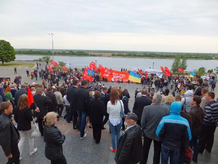 Люди с георгиевскими ленточками пытались помешать Одарченко выступить на митинге в честь Дня Победы