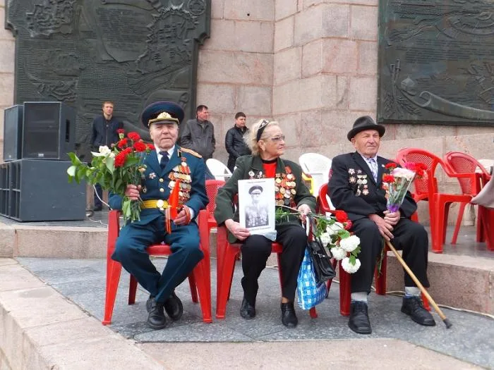 Люди с георгиевскими ленточками пытались помешать Одарченко выступить на митинге в честь Дня Победы