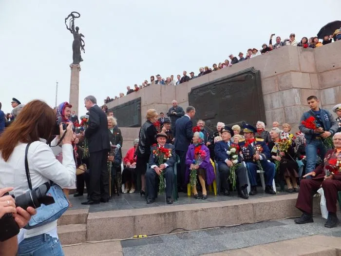 Люди с георгиевскими ленточками пытались помешать Одарченко выступить на митинге в честь Дня Победы