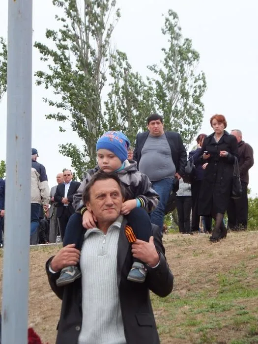 Люди с георгиевскими ленточками пытались помешать Одарченко выступить на митинге в честь Дня Победы