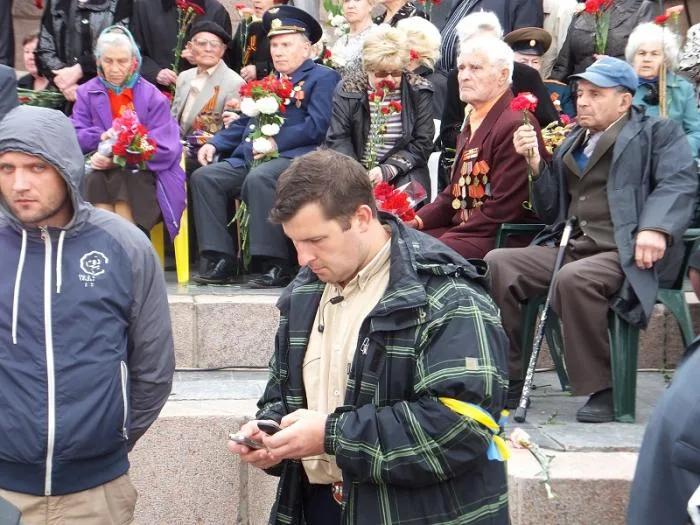 Люди с георгиевскими ленточками пытались помешать Одарченко выступить на митинге в честь Дня Победы