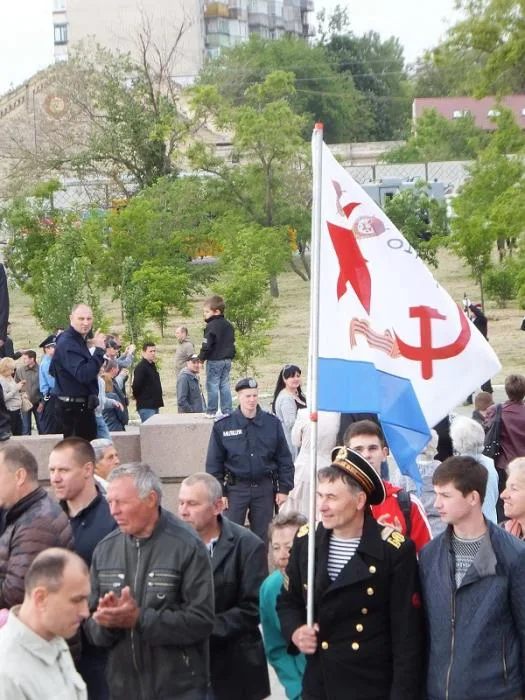 Люди с георгиевскими ленточками пытались помешать Одарченко выступить на митинге в честь Дня Победы
