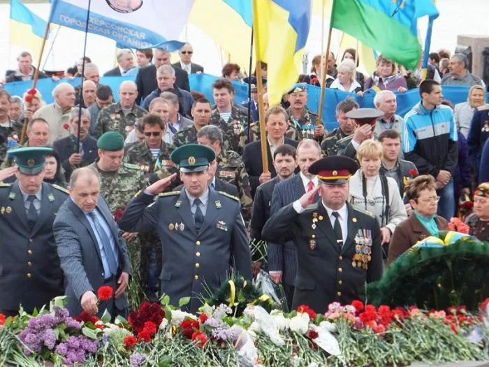 Люди с георгиевскими ленточками пытались помешать Одарченко выступить на митинге в честь Дня Победы
