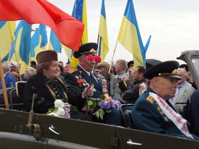 Люди с георгиевскими ленточками пытались помешать Одарченко выступить на митинге в честь Дня Победы