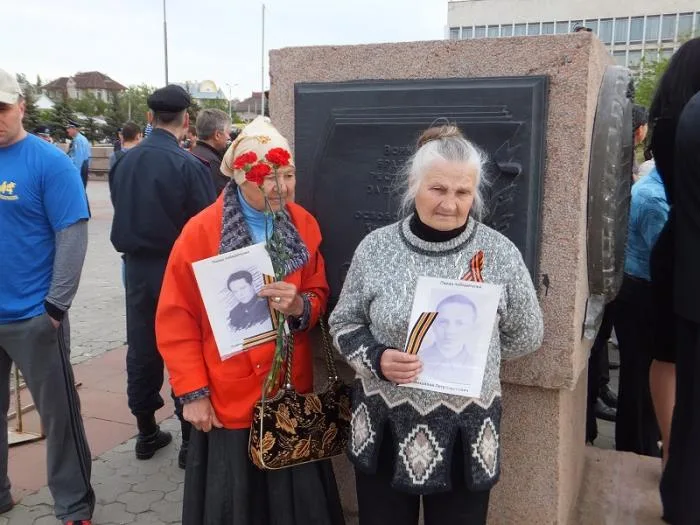 Люди с георгиевскими ленточками пытались помешать Одарченко выступить на митинге в честь Дня Победы