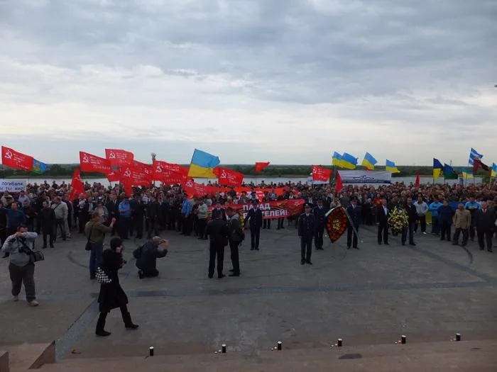 Люди с георгиевскими ленточками пытались помешать Одарченко выступить на митинге в честь Дня Победы