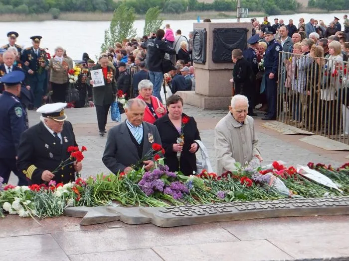 Люди с георгиевскими ленточками пытались помешать Одарченко выступить на митинге в честь Дня Победы