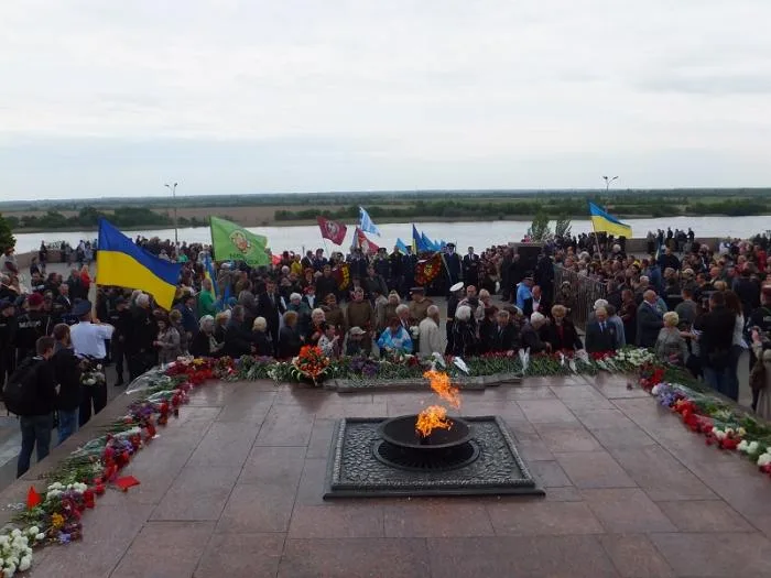 Люди с георгиевскими ленточками пытались помешать Одарченко выступить на митинге в честь Дня Победы