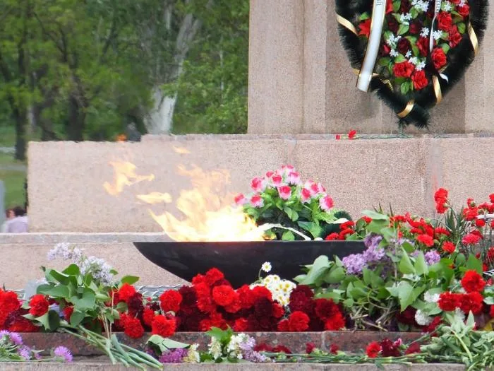 Люди с георгиевскими ленточками пытались помешать Одарченко выступить на митинге в честь Дня Победы