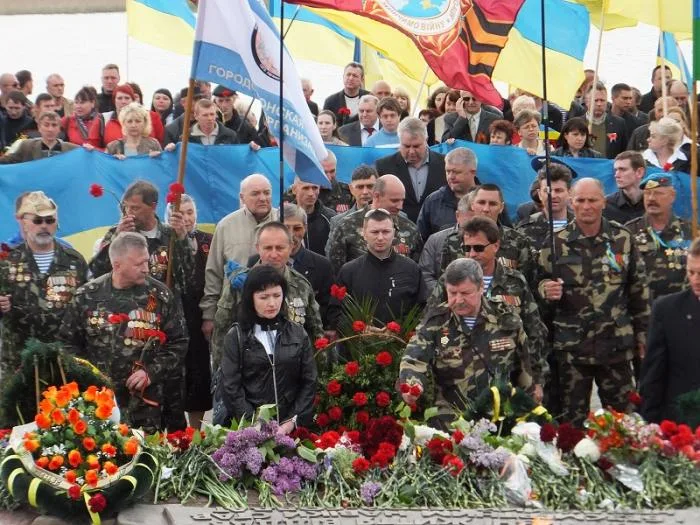 Люди с георгиевскими ленточками пытались помешать Одарченко выступить на митинге в честь Дня Победы