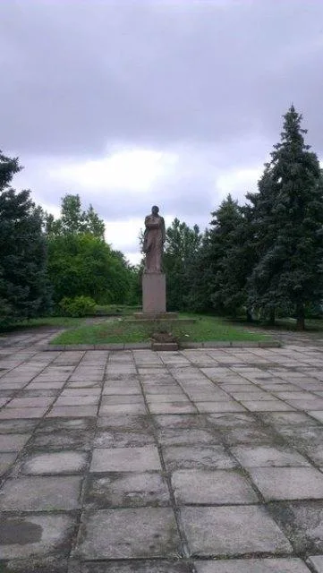 “Ночь павших вождей”: на Херсонщине за ночь повалили три памятника Ленину, один уже вернули на место