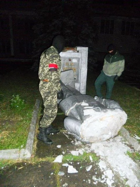 “Ночь павших вождей”: на Херсонщине за ночь повалили три памятника Ленину, один уже вернули на место