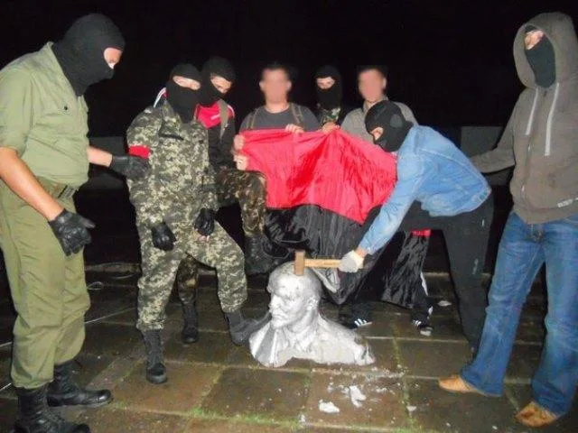 “Ночь павших вождей”: на Херсонщине за ночь повалили три памятника Ленину, один уже вернули на место