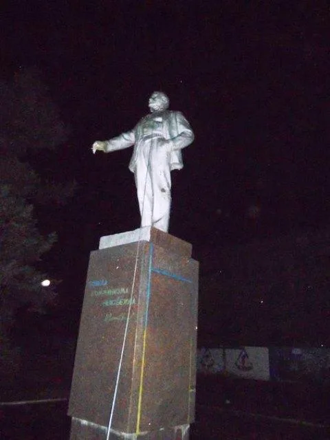 “Ночь павших вождей”: на Херсонщине за ночь повалили три памятника Ленину, один уже вернули на место
