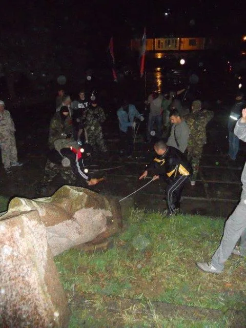 “Ночь павших вождей”: на Херсонщине за ночь повалили три памятника Ленину, один уже вернули на место