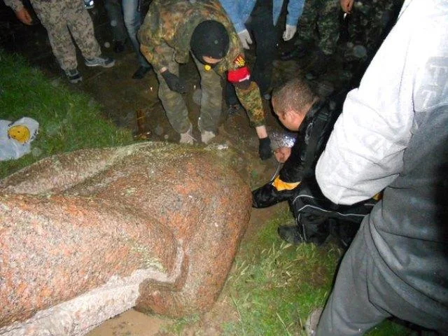 “Ночь павших вождей”: на Херсонщине за ночь повалили три памятника Ленину, один уже вернули на место