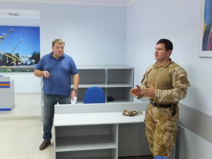 Шествие патриотов перенесли. Самооборона пыталась отнять у журналиста фотоаппарат