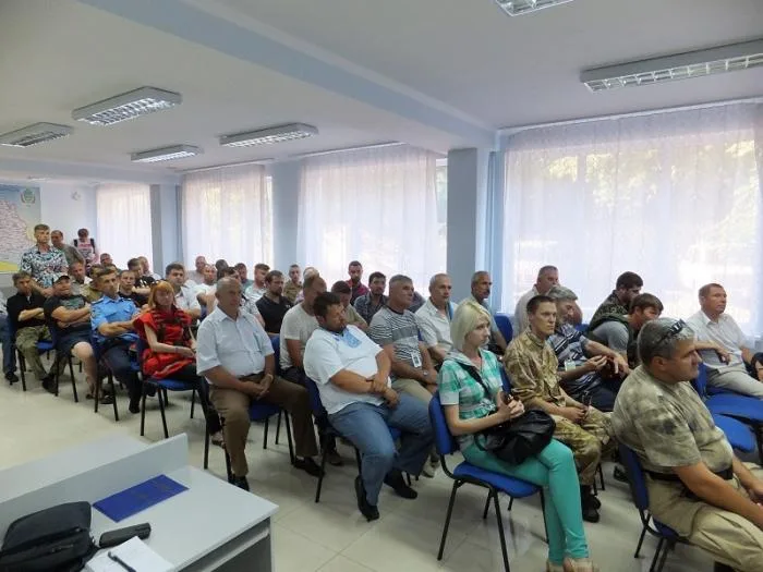 Шествие патриотов перенесли. Самооборона пыталась отнять у журналиста фотоаппарат