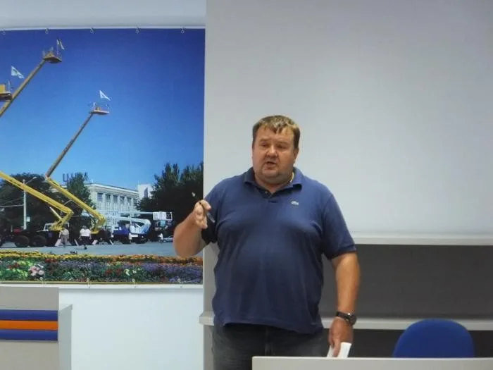 Шествие патриотов перенесли. Самооборона пыталась отнять у журналиста фотоаппарат