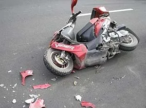 В Каховке нетрезвый пенсионер на мопеде врезался в “Жигули”