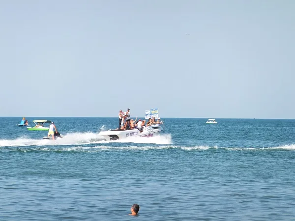 Патриотический дух отдыхающих в Железном Порту поднимает местный водный Майдан