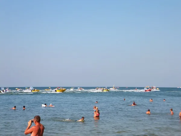 Патриотический дух отдыхающих в Железном Порту поднимает местный водный Майдан