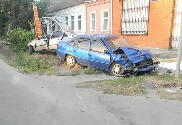 В Геническе столкнулись Daewoo Nexia и Opel Kadett; есть погибшие