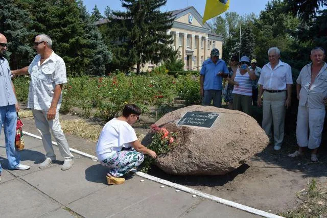 В Скадовске установили мемориал в честь погибших участников АТО