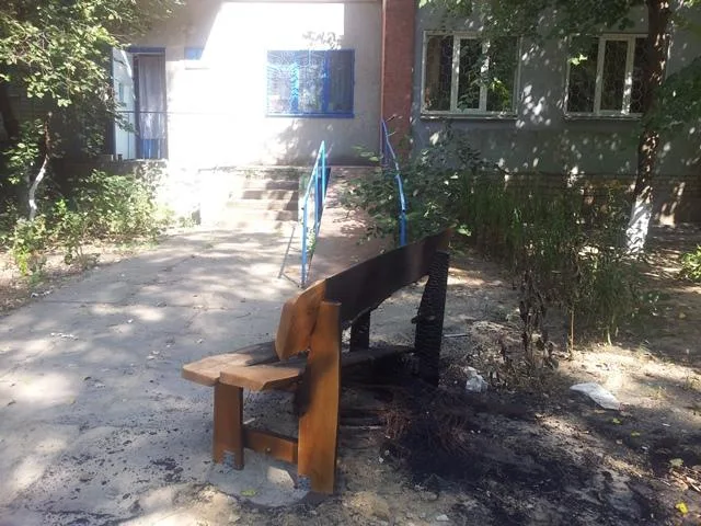 В Херсоне палить шины предпочитают под лавочками для инвалидов