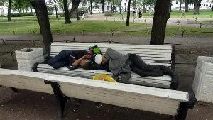 В Херсоне ограбили камерунца, ночевавшего на скамейке