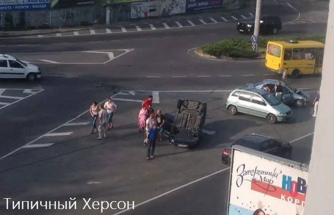 В перевернувшемся на площади Ганнибала авто пострадали 3 человека