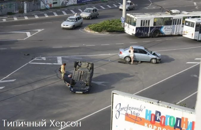 В Херсоне на площади Ганнибала в результате ДТП перевернулся автомобиль