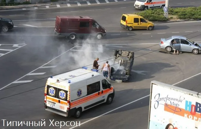 В Херсоне на площади Ганнибала в результате ДТП перевернулся автомобиль