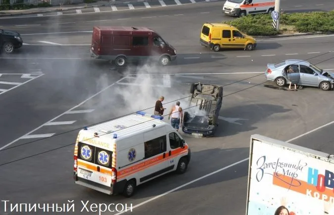 В Херсоне на площади Ганнибала в результате ДТП перевернулся автомобиль