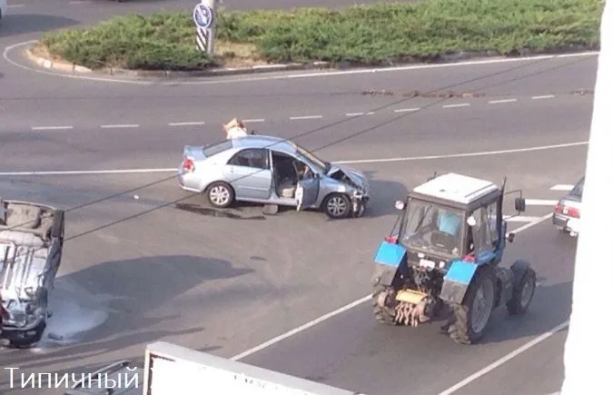 В Херсоне на площади Ганнибала в результате ДТП перевернулся автомобиль
