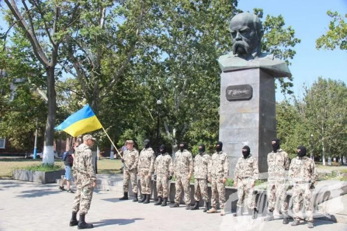 У памятника Шевченко представили новый батальон самообороны «Таврия»
