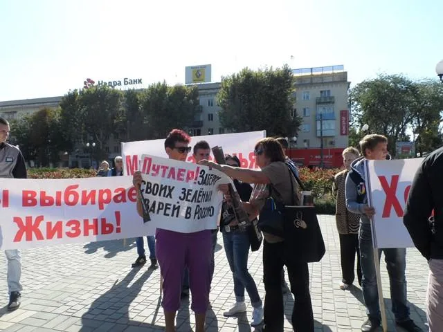 Херсонцев заставили голосовать за плакаты