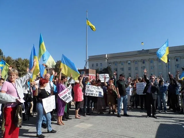 Херсонцев заставили голосовать за плакаты