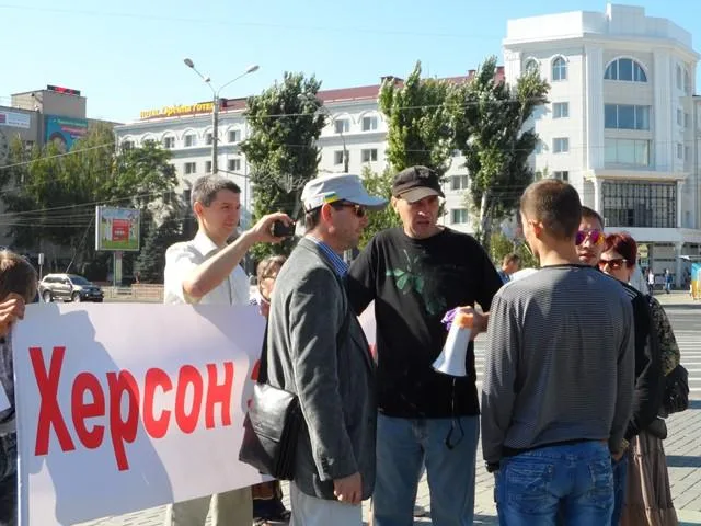 Херсонцев заставили голосовать за плакаты