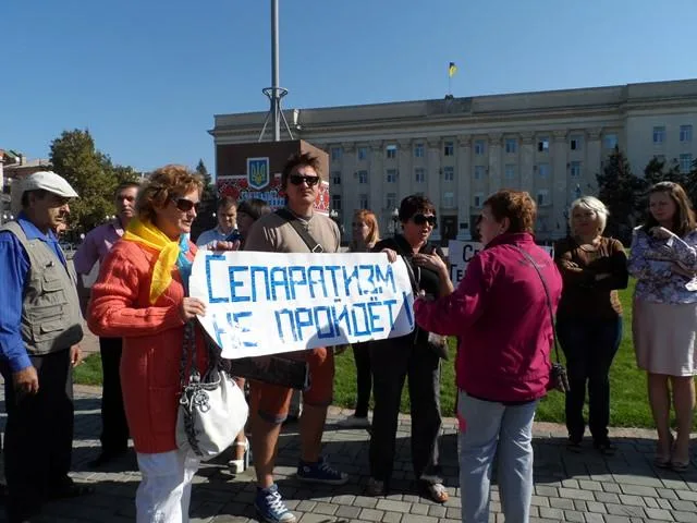 Херсонцев заставили голосовать за плакаты