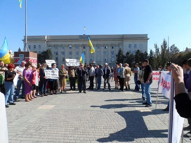 Херсонцев заставили голосовать за плакаты