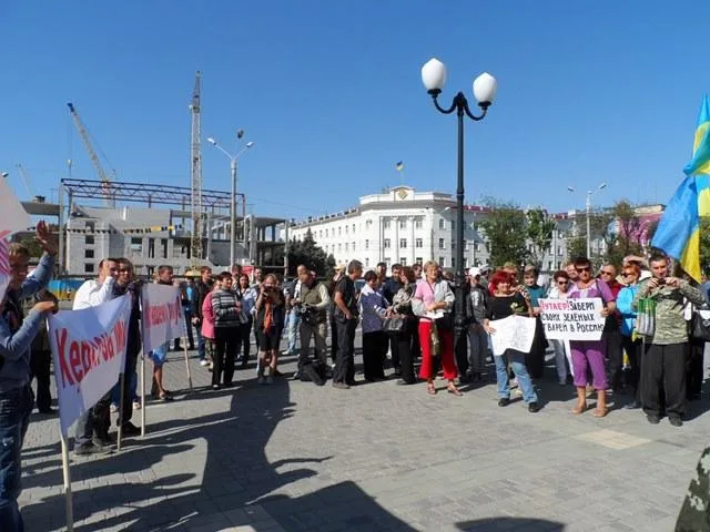 Херсонцев заставили голосовать за плакаты