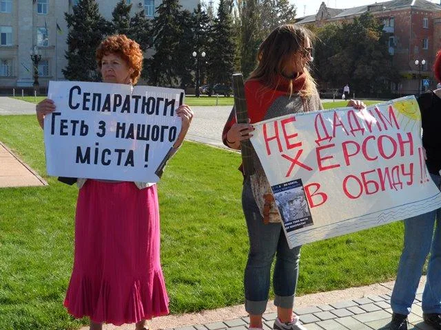 Херсонцев заставили голосовать за плакаты