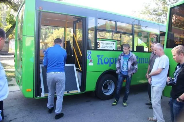 В Херсоне теперь есть специальный автобус для инвалидов