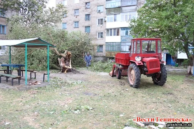 Стихия в Геническе нанесла серьезные разрушения и оставила город без электричества