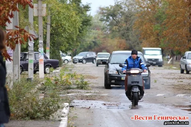 В Геническе ликвидируют последствия вчерашней бури