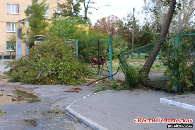В Геническе ликвидируют последствия вчерашней бури