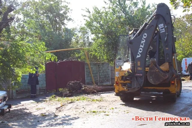 В Геническе ликвидируют последствия вчерашней бури
