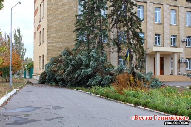 В Геническе ликвидируют последствия вчерашней бури
