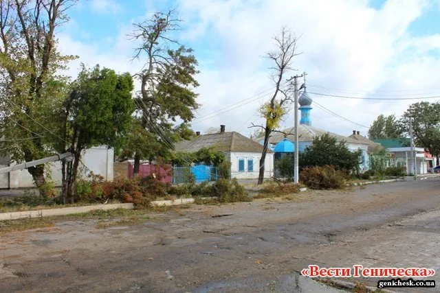 В Геническе ликвидируют последствия вчерашней бури